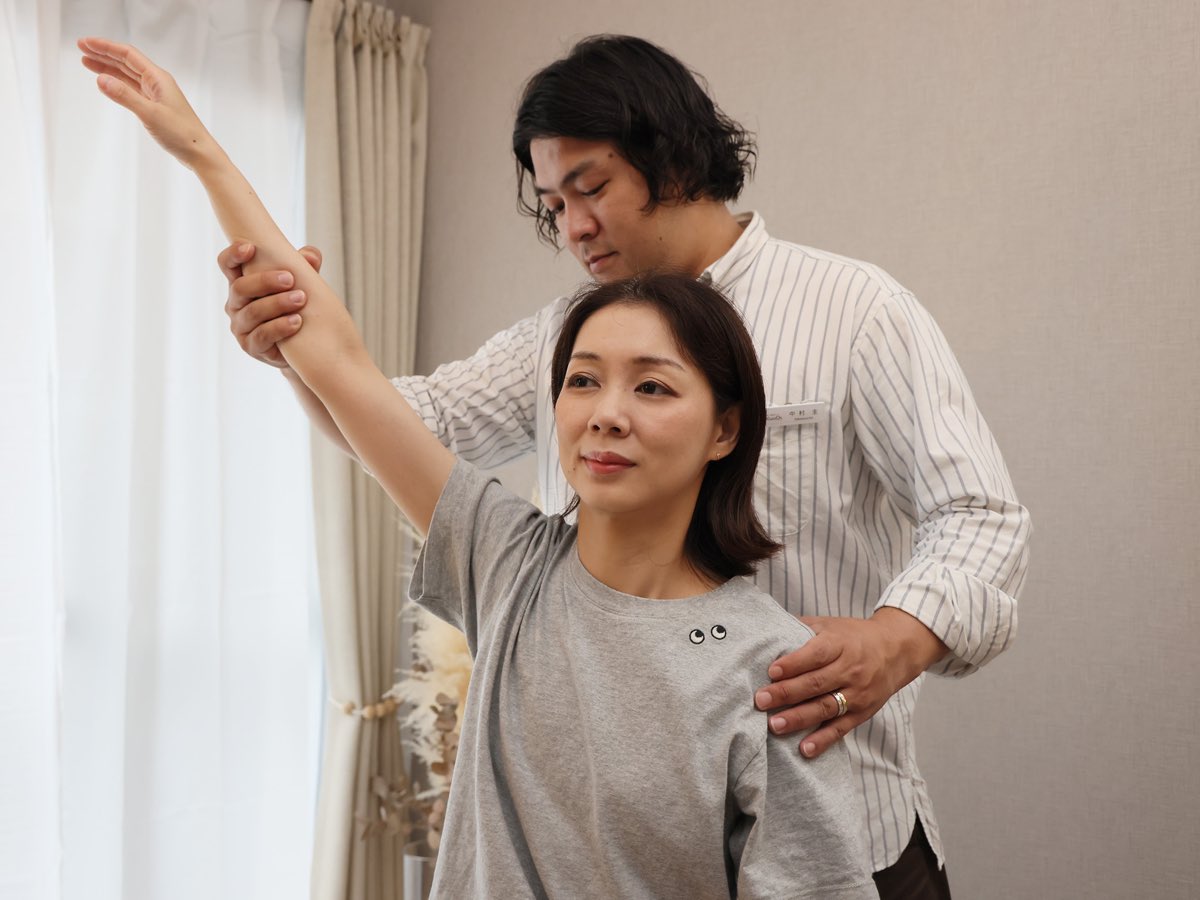 肩の可動域を検査する様子
