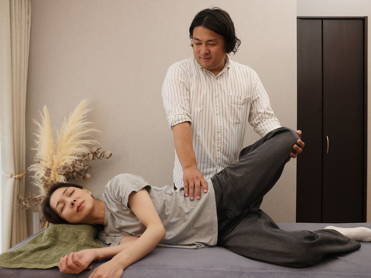 肩ではなく、骨盤と姿勢を整えている様子
