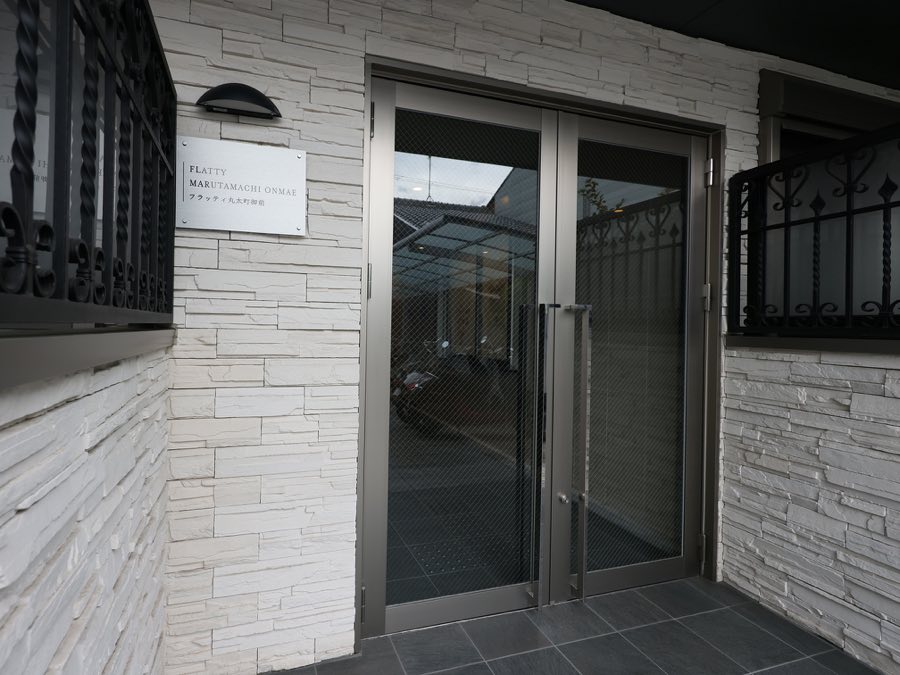 建物のエントランス